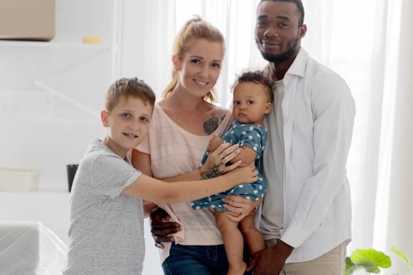 couple-getting-ready-move-with-their-children